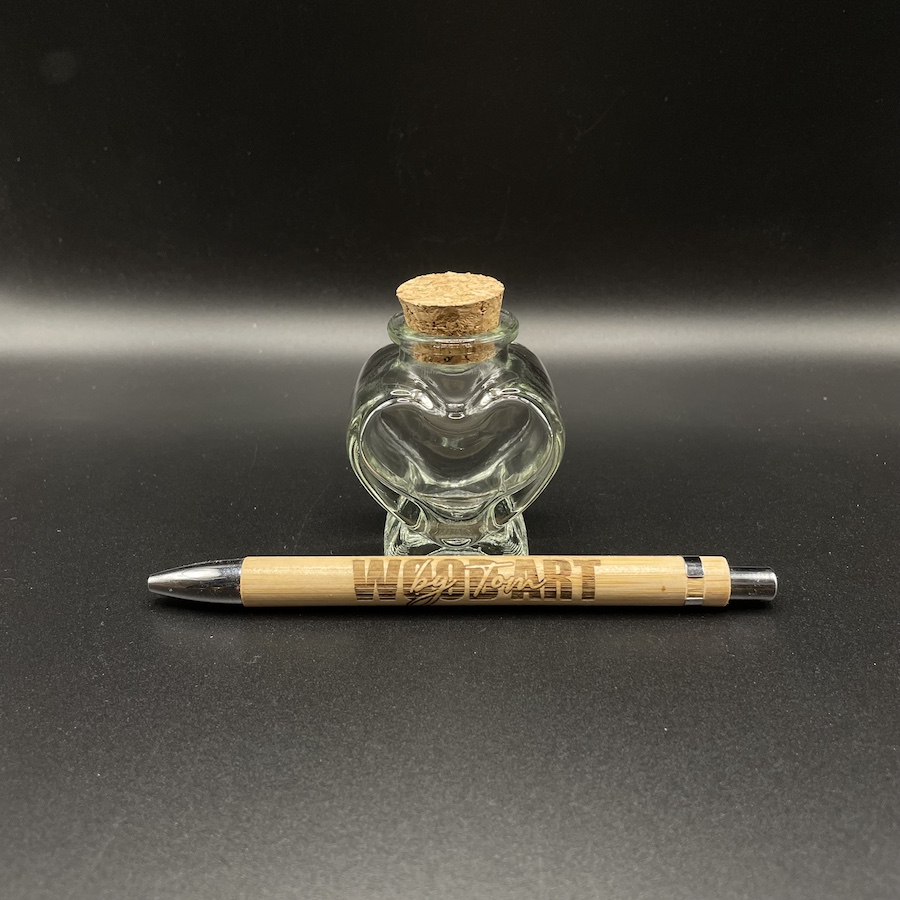 Hartvormig glazen potje rond met pen voor formaat